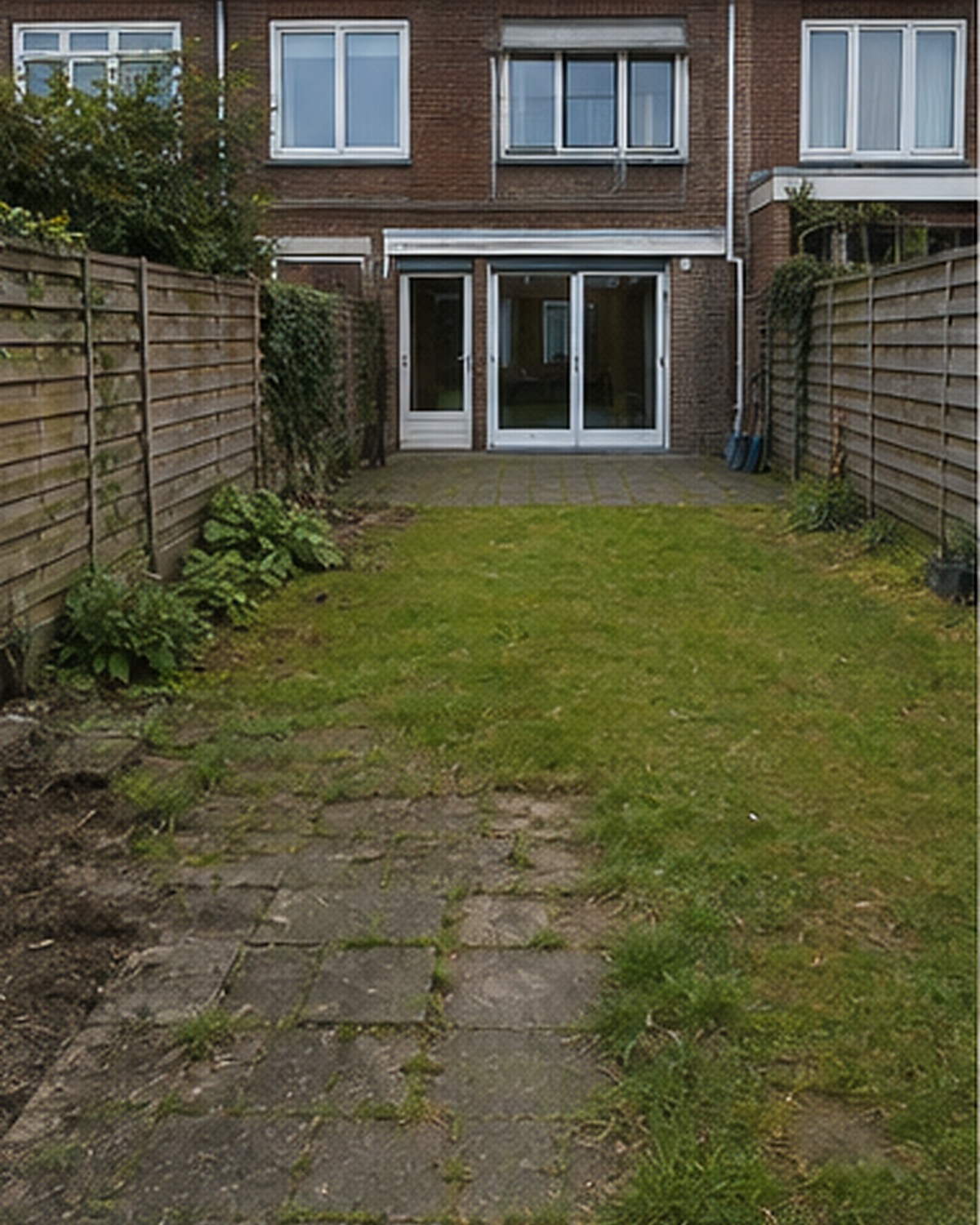 Tuin met pad, grind en terras, beeld 1